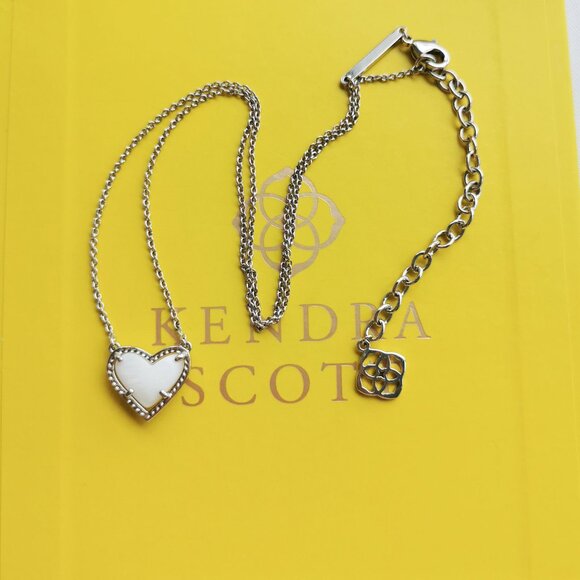 Kendra Scott Ari Heart Silver Ivory Mother-Of-Pearl Necklace New - Picture 2 of 3